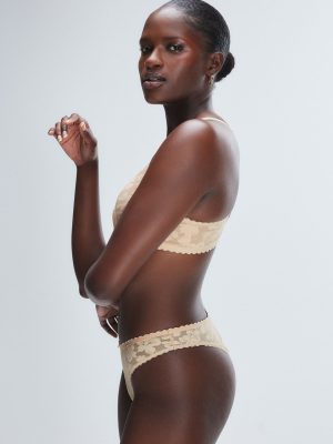 Lavish Lace Front-Closure Push-Up Bra