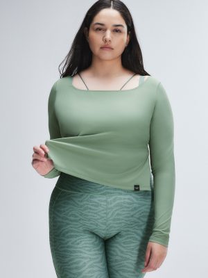 Light Layer Twist Back Top