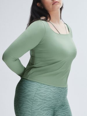 Light Layer Twist Back Top