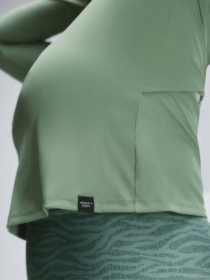 Light Layer Twist Back Top